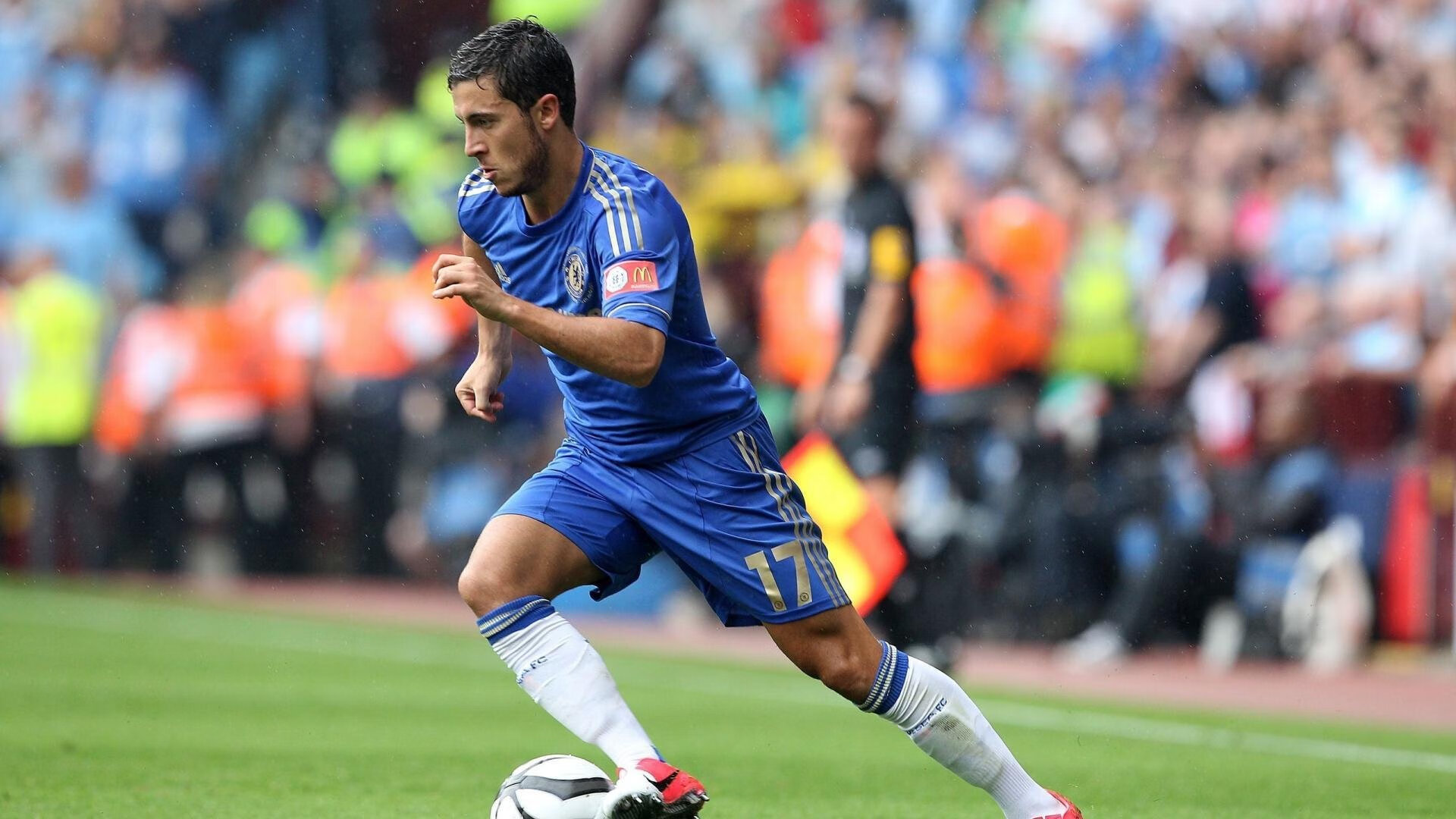 米兰电竞-“腰旗美式橄榄球赛：东部新区赛场激烈对抗，观众热情高涨”