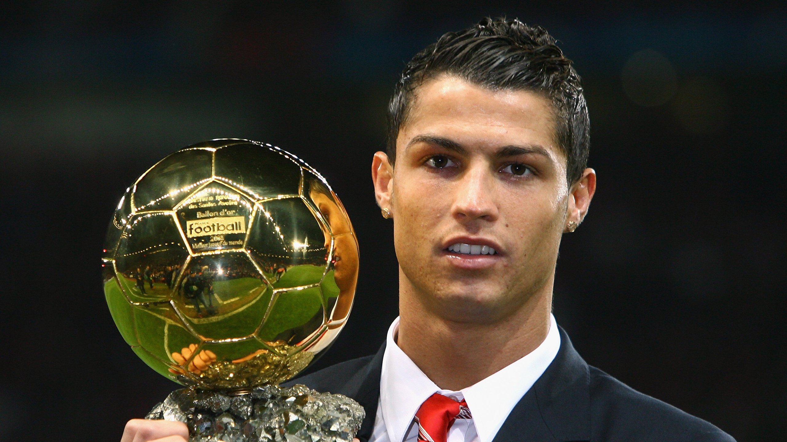 欧冠八强首回合:本菲卡主场被逼平 葡萄牙媒体怒批裁判